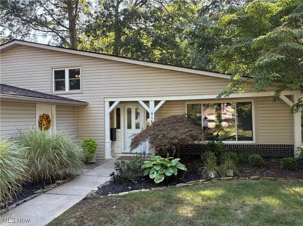814 Valley Dr, Amherst, OH 44001