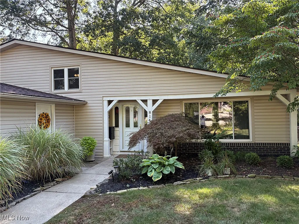 814 Valley Dr photo 1