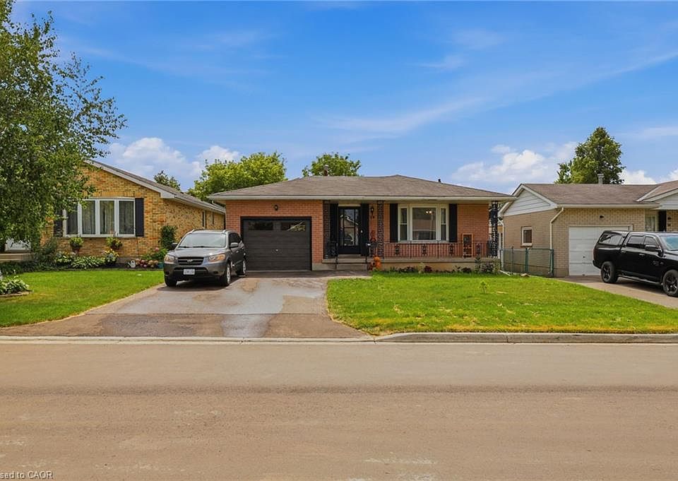 1st image of 58 Vanier Pl