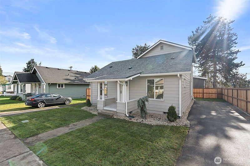 2nd image of 1110 W Walnut