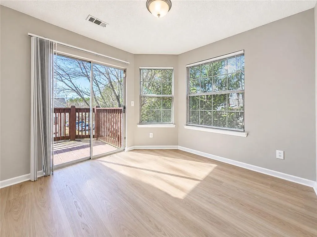 3 bed, 2.0 bath, 950 sqft, $1,900 — Photo 4