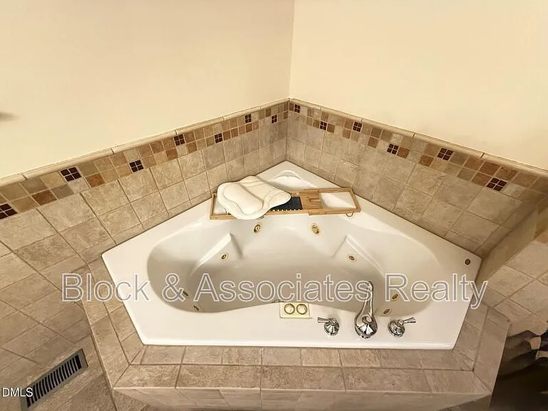 210 E Davie St — Photo 23