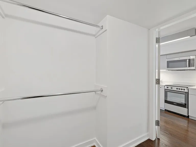 400 W 113th St #215 — Photo 9