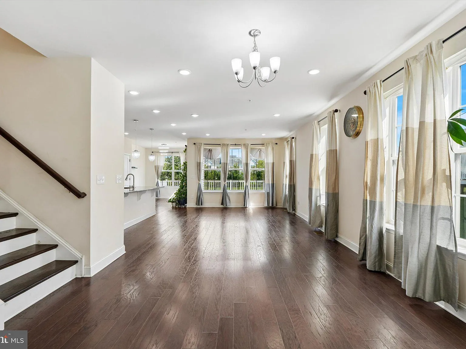 3 bed, 3.5 bath, 3091 sqft, $3,600 — Photo 2