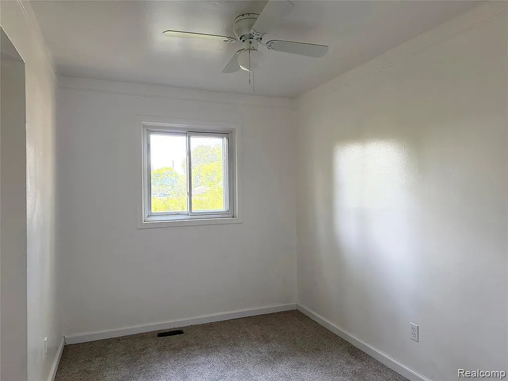 3 bed, 1.0 bath, 952 sqft, $1,200 — Photo 4