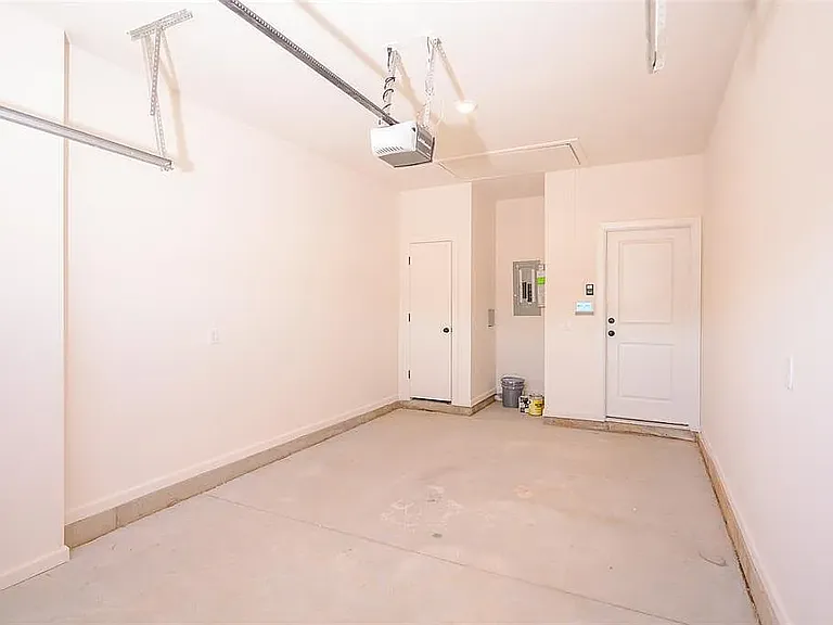 629 Harbor Town Dr — Photo 23