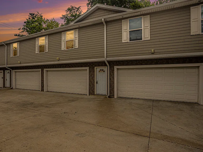 2625 Redwood Ave — Photo 1