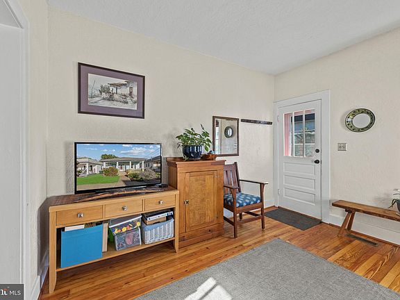 5th image of 317 Bunker Hill St
