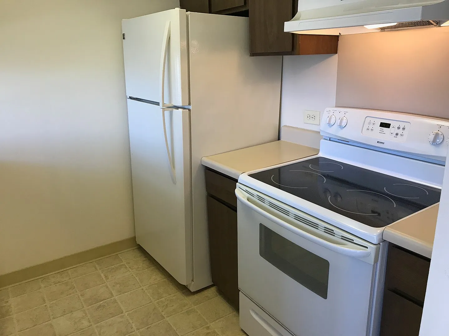 Kaimana Lanais 1 Bdrm., 1 bath, 1 Pkg., Washer/dryer in unit — Photo 4