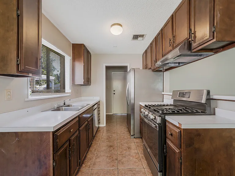 112 Castle Row — Photo 3
