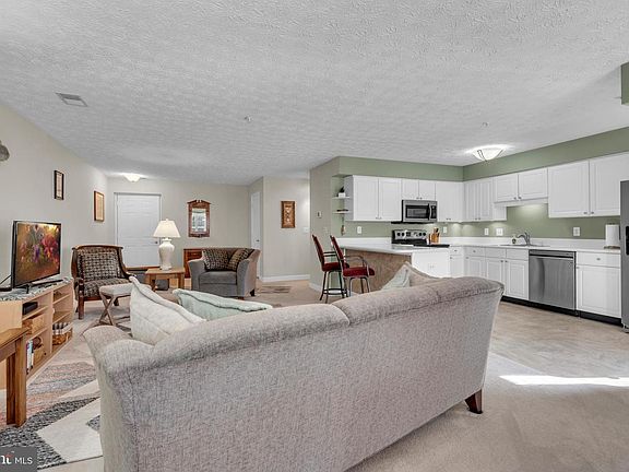5th image of 615 Admiral Dr Unit 206