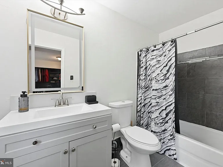 63 E Jonathan Ct — Photo 15