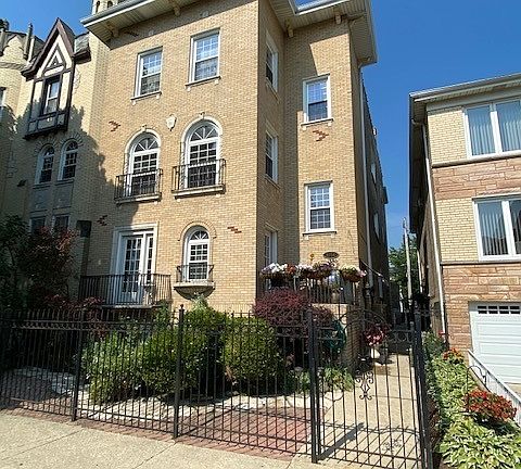2nd image of 6216 N Richmond St