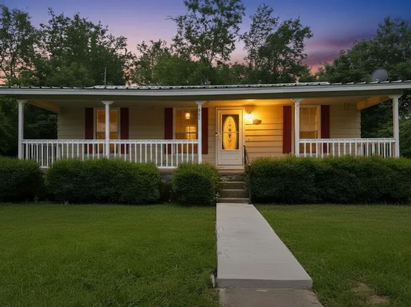 411 W College St, Canton, TX 75103