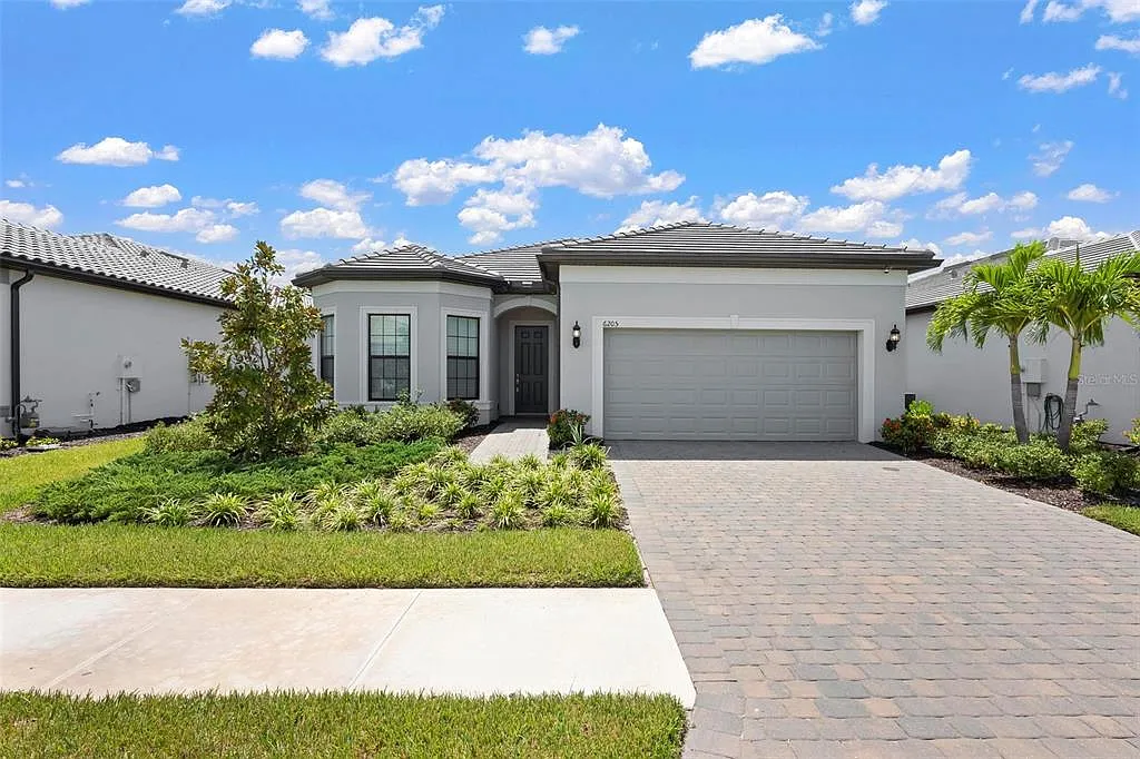 3 bed, 2.0 bath, 1889 sqft, $5,000 — Photo 1