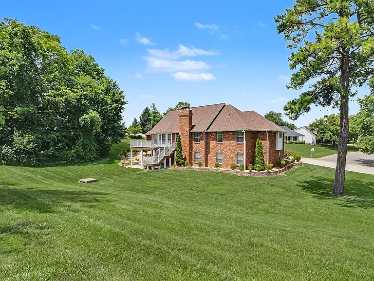 102 Lexington Ln — Photo 31
