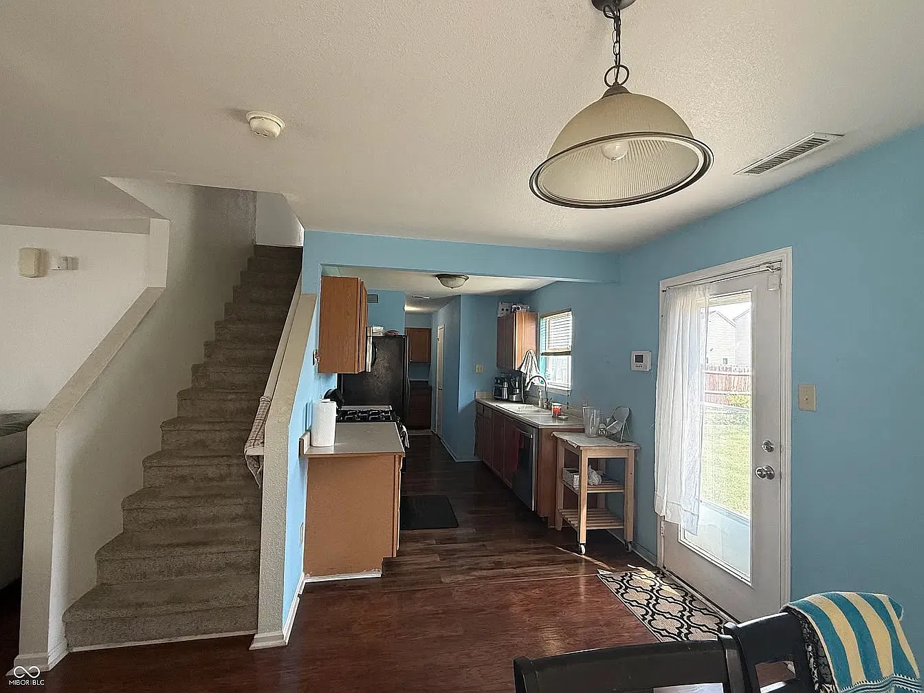 3 bed, 1504 sqft, $1,800 — Photo 2