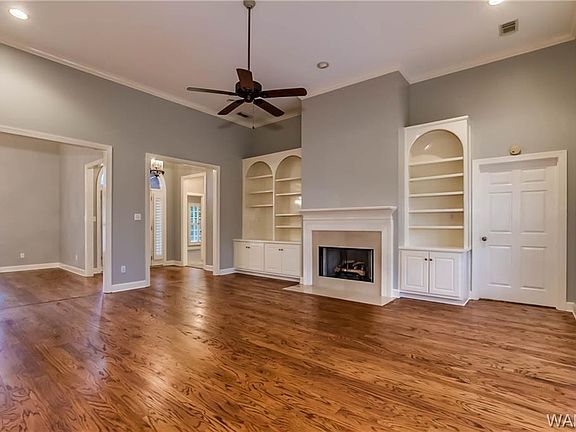 4th image of 912 Lynn Oaks St