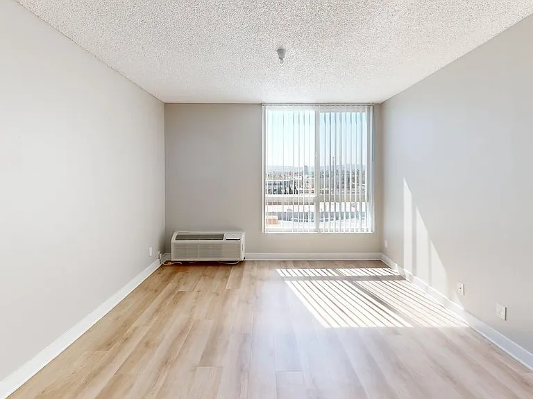 Chateau Regent Apartments — Photo 25
