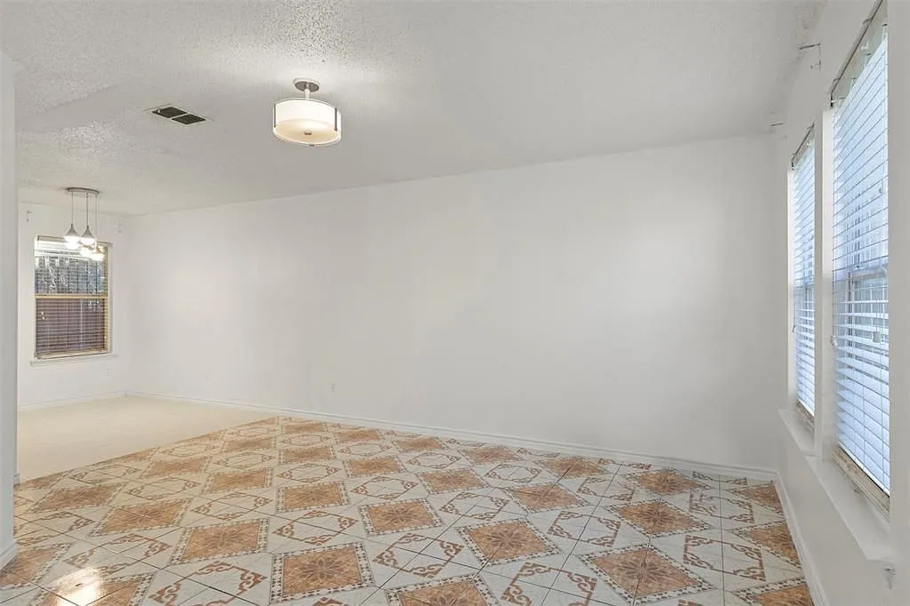 3 bed, 2.0 bath, 1198 sqft, $2,200 — Photo 2
