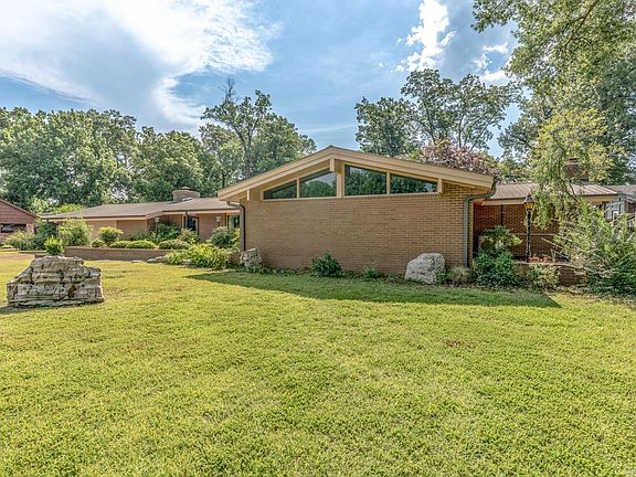 3rd image of 12 Meadowbrook Ln