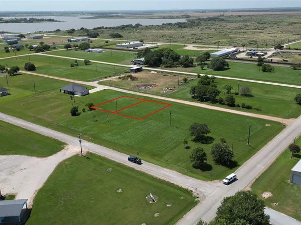 Meadowlark Dr, Palacios, TX 77465