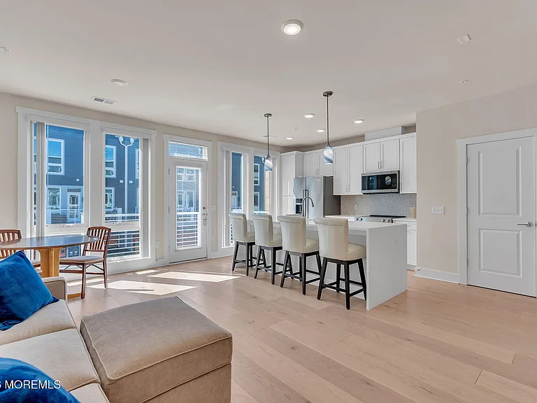 1403 N Kingsley St #210 — Photo 12