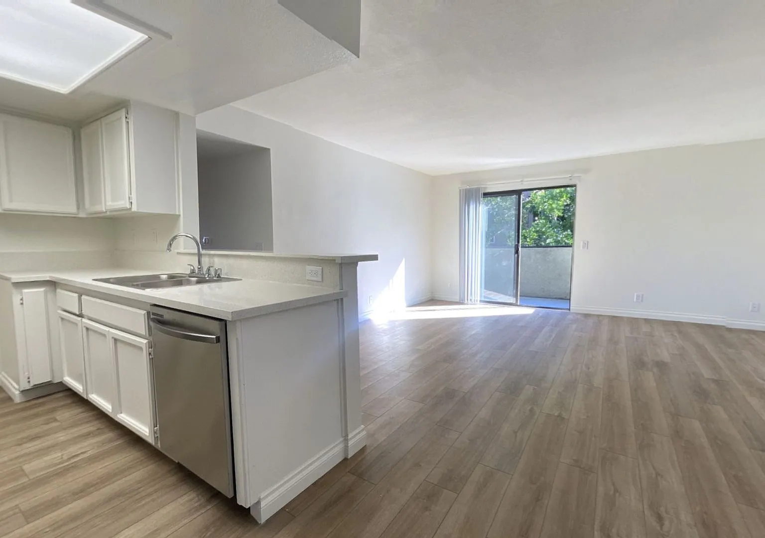 VAN - Van Nuys Apartments — Photo 2