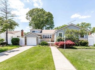 335 Arkansas Dr, Valley Stream, NY 11580