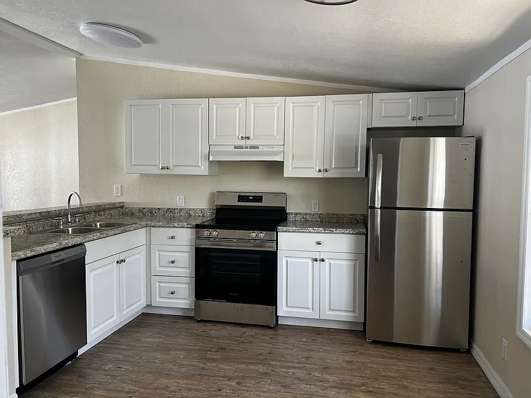 652 Lake Placid Pl — Photo 3