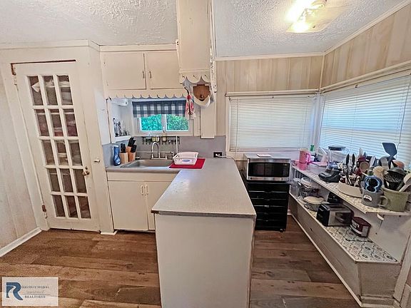 5th image of 1035 Ferry Rd