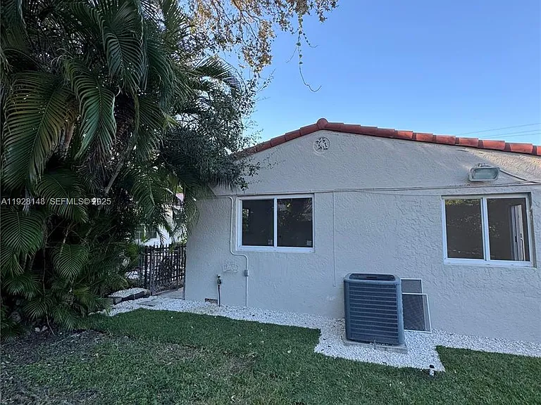 3021 SW 2nd Ave — Photo 29