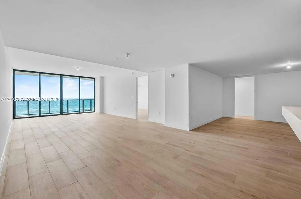 3 bed, 3.5 bath, 2760 sqft, $16,000 — Photo 2