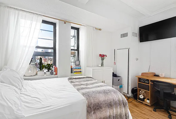 Rented by SERHANT. | media 7