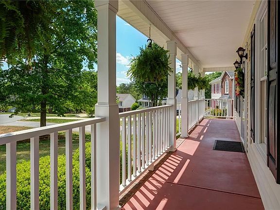 3rd image of 405 Ashton Cir