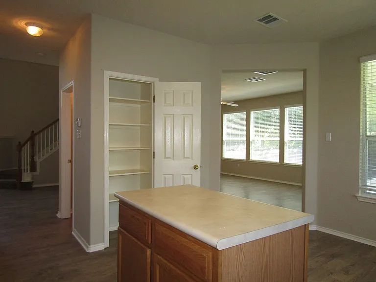 593 Cullen Blvd — Photo 10