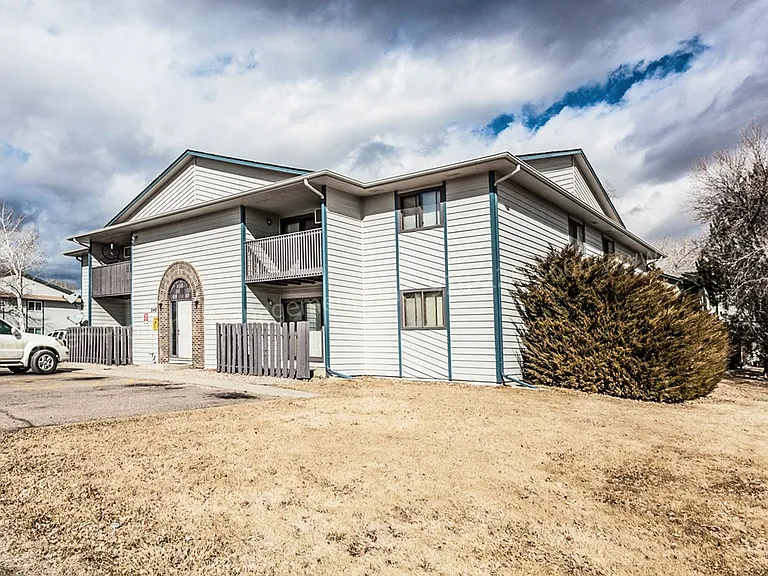 348 Terri Dr — Photo 1