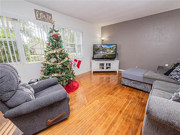 5th image of 215 Palencia Pl