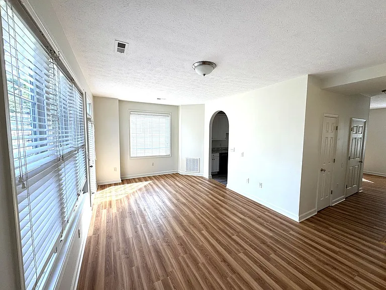 1432 Verdant Spring Ln — Photo 3