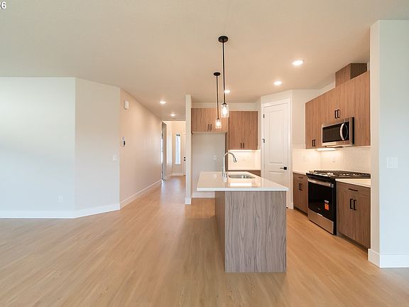 5th image of 3434 SE 8th Ave