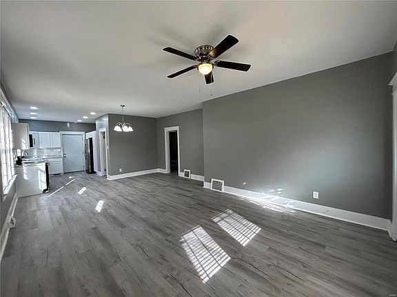 5th image of 653 E Acton Ave