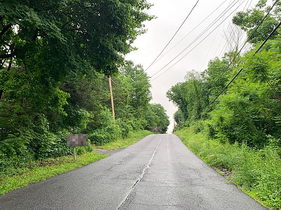 4th image of 81 Huckleberry Tpke