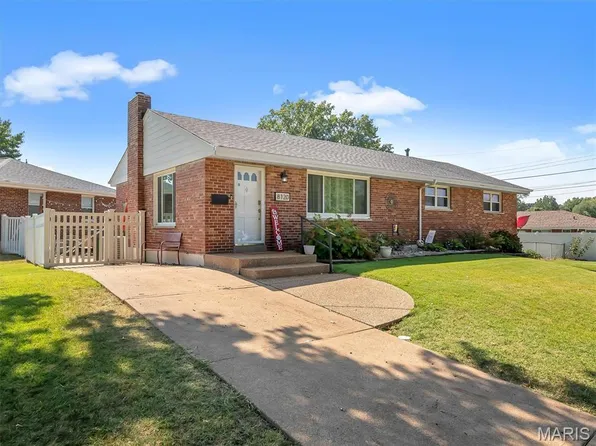 8120 Parkridge Dr, Saint Louis, MO 63123