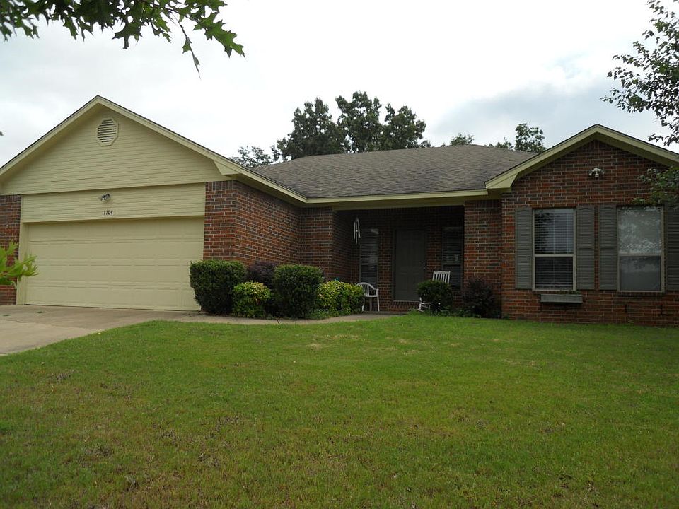 1st image of 1104 Holly Dr