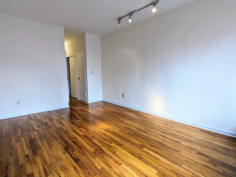 415 E 81st St #4C — Photo 3