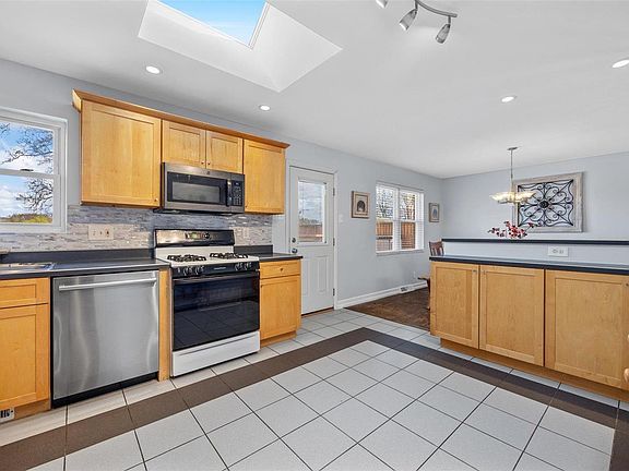 3rd image of 4 Laurelwood Ct