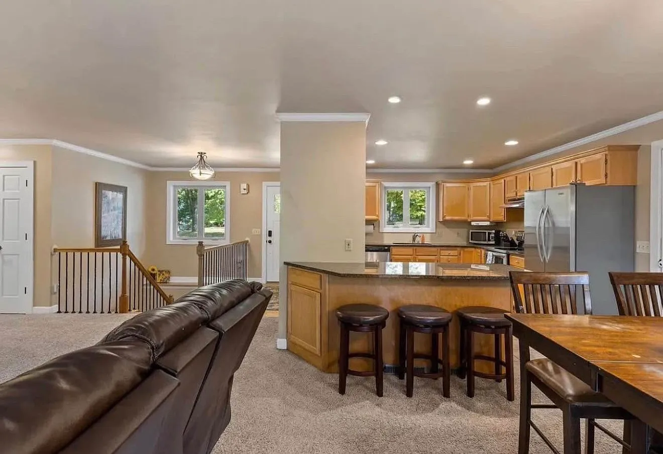 3 bed, 2204 sqft, $3,300 — Photo 2