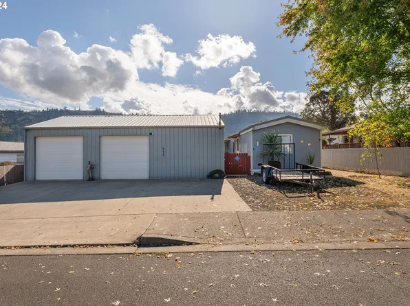 711 SE Meadowood Dr, Winston, OR 97496