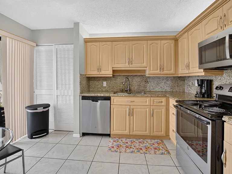 7473 Glendevon Ln #402 — Photo 14