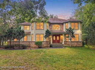107 Gollum Ln, Tamiment, PA 18371